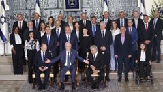 El presidente de Israel (en el centro) posa con el nuevo Gobierno.