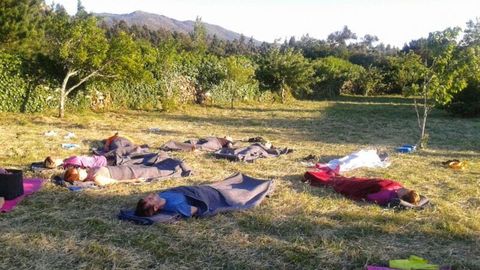 Una sesin de relajacin al aire libre en la finca de O Fogar do Carpinteiro