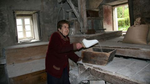 Socorro, con 92 años, en el molino de A Laxe, donde trabajó media vida