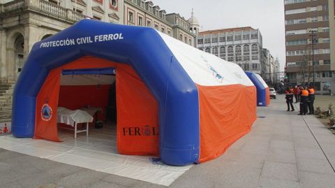 Muestra de un nuevo hospital de campaa para Proteccin Civil de Ferrol, con su montaje en la plaza