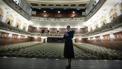 Una actriz hace de Mara Casares durante una visita guiada al Teatro Coln 