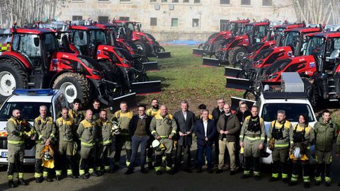 El presidente Rueda, con otras autoridades, y agentes forestales, ante los nuevo 14 equipos batracio en el Centro Integral de Loita contra o Lume de Ton (Ourense).