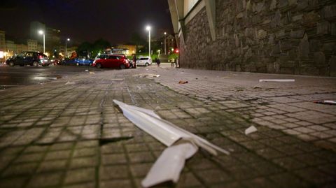 Uralitas caídas en la calles de las cubiertas del estadio de Riazor en A Coruña.