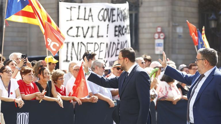 El presidente del Principado de Asturias, Adrián Barbón (c), a su llegada a la toma de posesión del presidente electo de la Generalitat, Salvador Illa, este sábado en Barcelona