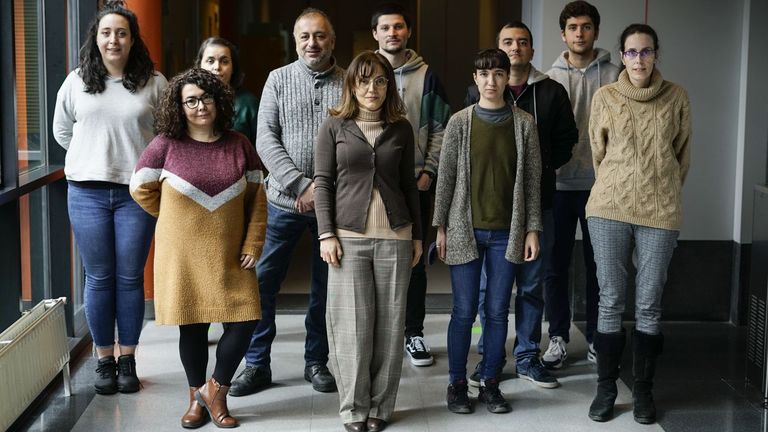 Herminia Domínguez (en el centro) en una imagen con el equipo de investigación que le acompañó durante el pasado curso 