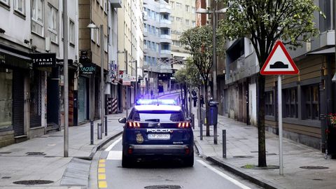 Un coche de la Policía Nacional pasaba este domingo por la tarde por la Rúa Nova, calle en la que fue agredido el joven de 17 años a la salida de una discoteca.