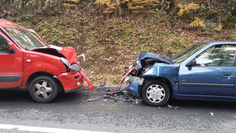 Los dos coches chocaron frontalmente