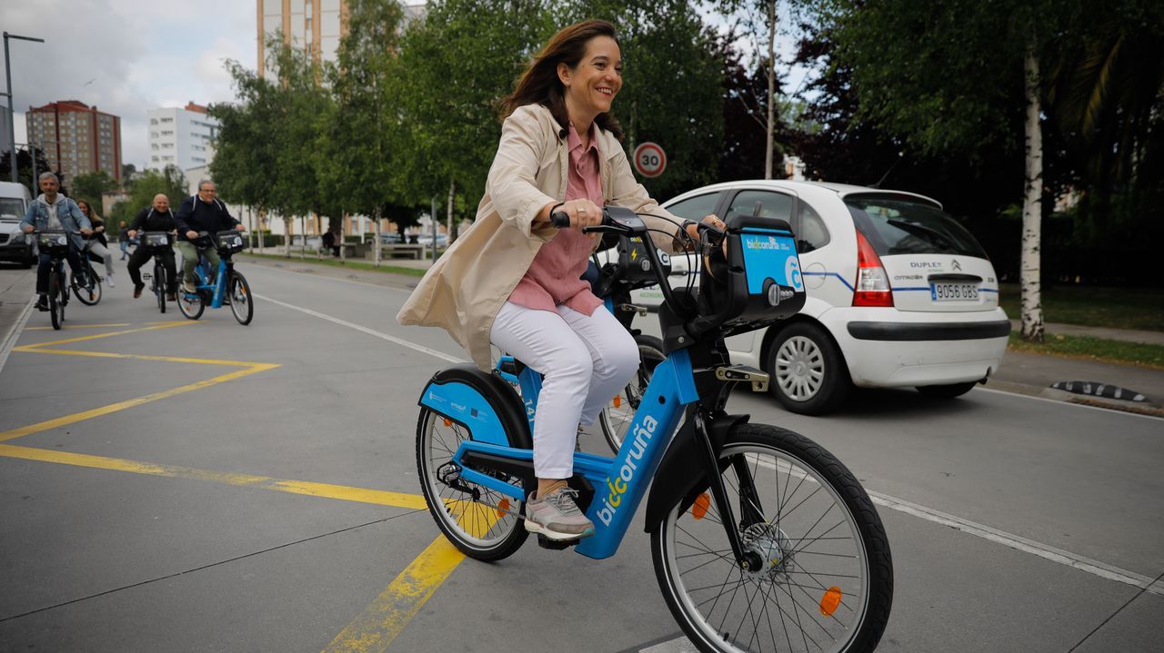 La alcaldesa recorre Elvia en bicicleta en el segundo da de campaa.Miguel Lorenzo se reuni con representantes de las entidades vecinales