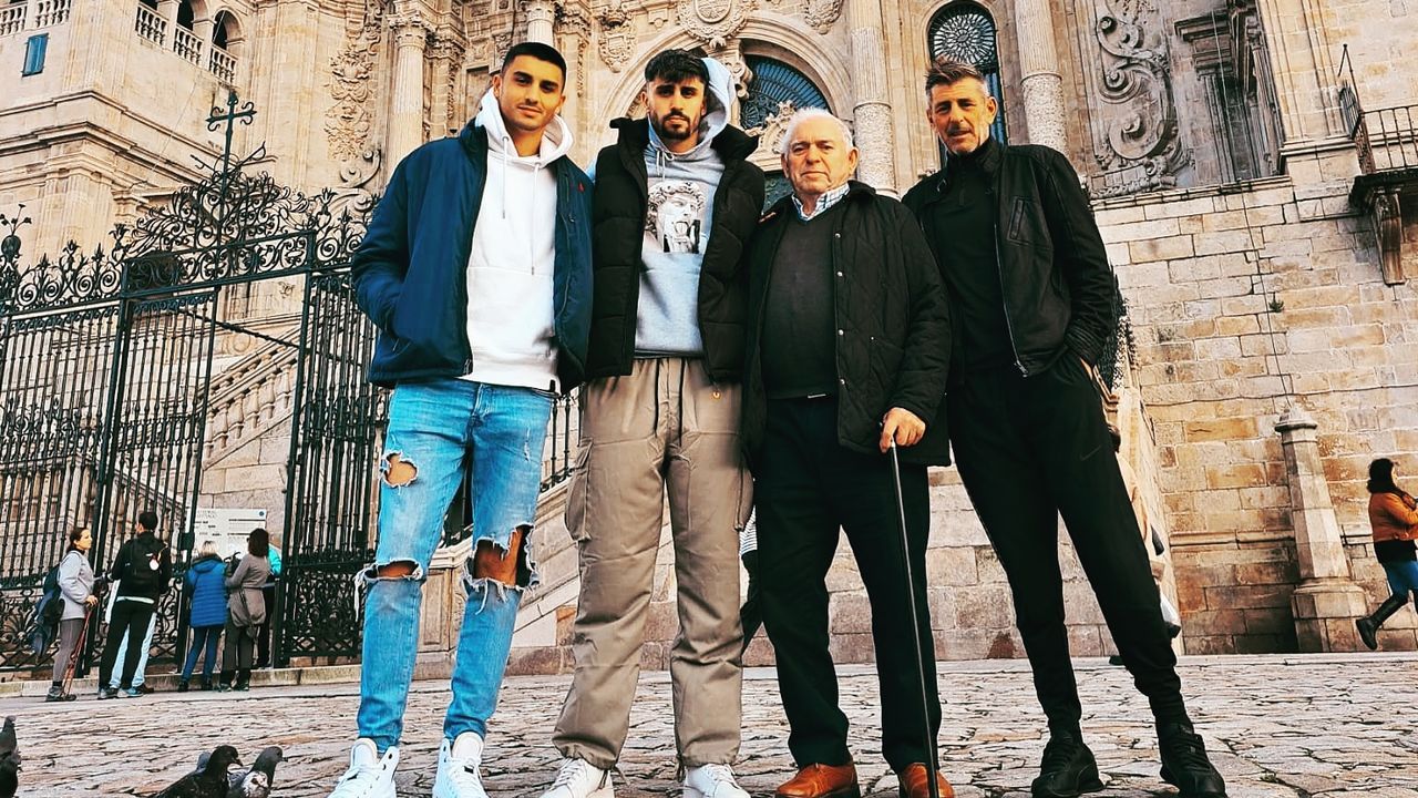 Leo Rom�n, con su hermano, Alejandro, y su padre y su abuelo, ambos Vicente, en Santiago durante una de sus frecuentes estancias en Galicia.