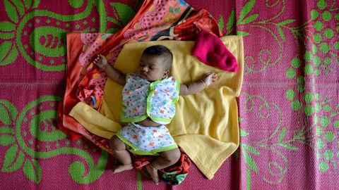 Un bebé descansa en un campo de refugiados en el sur de la India. 
