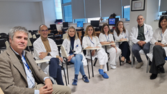 de izquierda a derecha, Jacobo Silva, jefe del Servicio de Cirug�a Cardiaca del HUCA; �lvaro Gonz�lez Franco, director de Atenci�n Sanitaria y Salud P�blica del �rea; Beatriz L�pez Mu�iz, gerente del �rea; Cristina Fidalgo Mu�iz, enfermera de la secci�n de Insuficiencia Cardiaca; Vanesa Alonso, cardi�loga; Ana Barral, cirujana cardiaca; Iv�n Astola, coordinador auton�mico de Trasplantes, y Beatriz D�az Molina, jefa de la Secci�n de Insuficiencia Cardiaca.