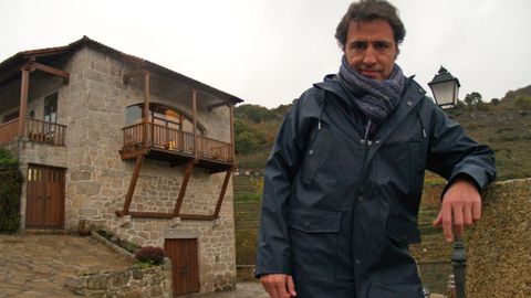 Juan Luis Mndez, director de Vinigalicia, delante de la bodega Va Romana