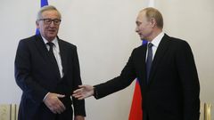 El presidente de la Comisin Europea, Jean-Claude Juncker, extiende la mano hacia el presidente ruso, Vladimir Putin, durante una reunin en San Petersburgo