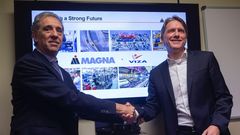 El presidente de Viza Automocin sellando el contrato de venta a la norteamericana Magna