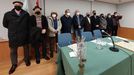 Hixinio Puentes (quinto por la derecha), junto al alcalde, otros miembros de la corporación, los cronistas oficiales de Ortigueira y Viveiro, y el profesor Bernardo Penabade