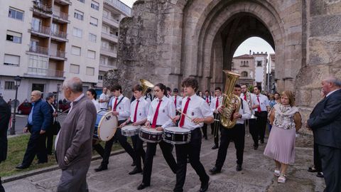 La banda de Vilatuxe marcó el ritmo en la procesión
