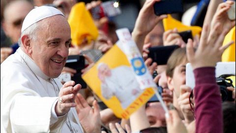 El papa Francisco saluda a los fieles a su llegada a la audiencia general de los mircoles en la plaza de San Pedro