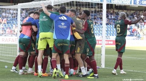 Los jugadores del Oviedo celebran el 0-1 de Nacho Vidal al Tenerife