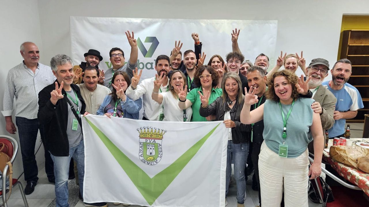Miembros de Vilalba Aberta, celebrando el resultado electoral del domingo 28.  