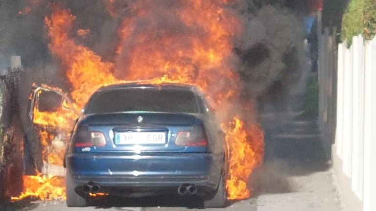 Dos hermanos y sus dos hijos pequeños logran abandonar un coche antes de que lo consuman las llamas en Poio
