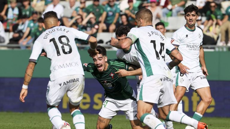 Los abonados del Racing Club Ferrol, con preferencia para el brindis copero en A Malata