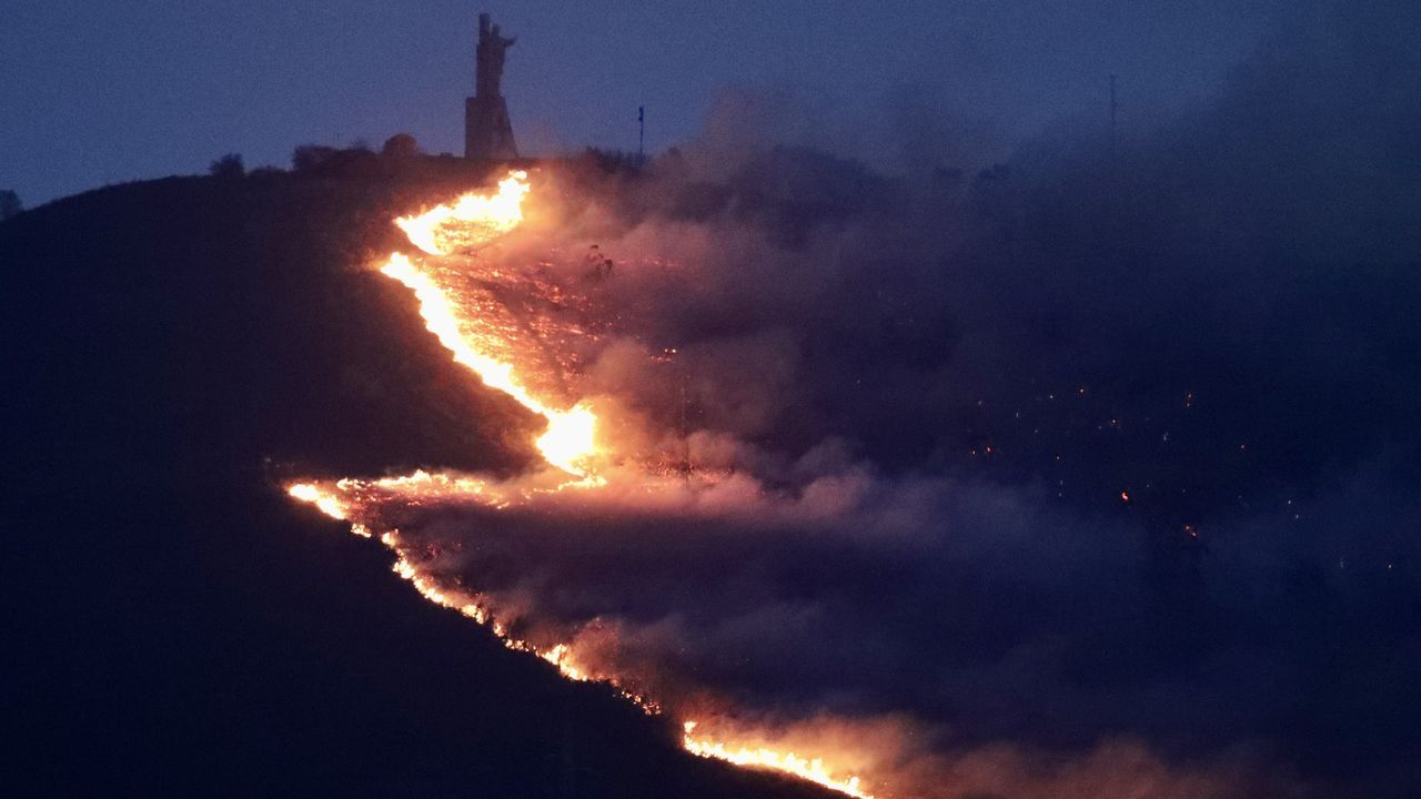 Incendio en el Monte Naranco.Bomberos de Asturias luchan contra el fuego en los incendios que azotan la comunidad