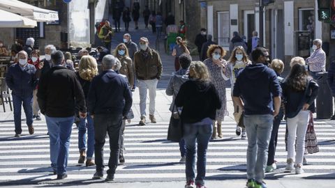 Imagen de archivo de gente paseando en la entrada de la Alameda de Santiago