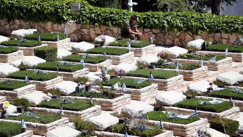 Israel celebr el Da de los soldados cados. Un soldado,  junto a las tumbas