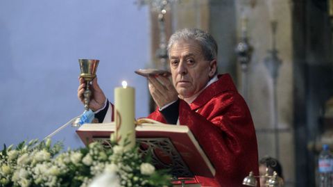 Rafael Mella ofici la misa de San Blas ayudado por otros cuarto sacerdotes de Monforte