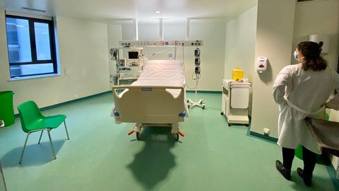Una cama de uci en el hospital Montecelo de Pontevedra