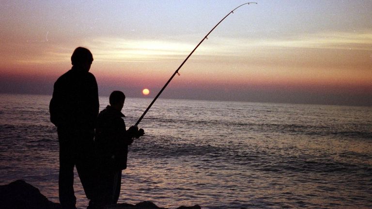 A los pescadores recreativos solo podrá acompañarlos una persona en los muelles donde Portos les permite practicar su afición