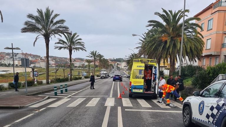 Trasladada en helicóptero a Montecelo una mujer atropellada en Sanxenxo