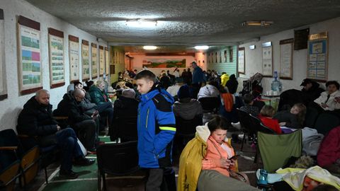 Habitantes de Kiev en refugios antiaéreos 