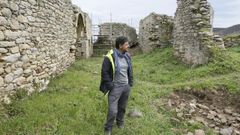 David Fernndez Abella, director de los trabajos y responsable de la empresa Argos, en las ruinas de la antigua iglesia de San Tirso de Portocelo, abandonada hace alrededor de un siglo