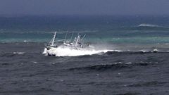 El cierre de las 87 reas a la pesca de fondo zarandea como un tren de temporales a barcos de Gran Sol como este de Celeiro en la bocana de la ra de Viveiro (foto de archivo)