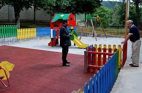 El concejal Eduardo Moar visit el parque del colegio tras la finalizacin de las obras.