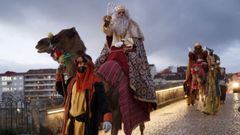 Los Reyes Magos recorrieron las calles de Ourense subidos a tres dromedarios.