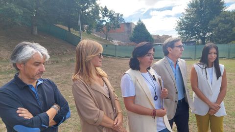Elena Candia y concejales del PP delante de los restos del Garañón