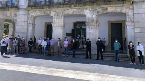 Actos institucional de homenaje a las vctimas del coronavirus delante del Ayuntamiento de Siero 