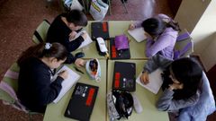 Alumnos del CEIP Rosalía de Castro de A Coruña escribiendo a mano y con los ordenadores apagados