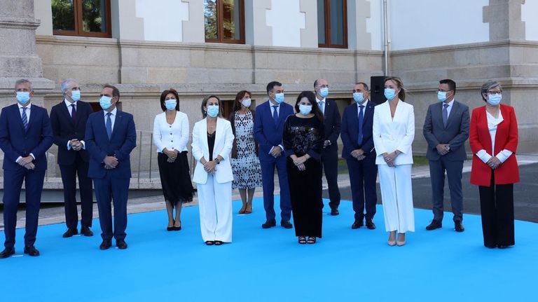 De izquierda a derecha, Alfonso Rueda (vicepresidente primero), Francisco Conde (vicepresidente segundo), Valeriano Martínez (Facenda), Ángeles Vázquez (Medio Ambiente), Ethel Vázquez (Infraestruturas), Carmen Pomar (exconselleira de Educación), Román Rodríguez (Cultura y Educación), Maria Jesús Lorenzana (nueva conselleira de Emprego), Jesús Vázquez Almuiña (exconselleiro de Sanidade), Julio Garcia Comesaña (nuevo conselleiro de Sanidade), Fabiola Garcia (Política Social), José González (Medio Rural) y Rosa Quintana (Mar)