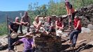 Luca Loren, en el centro de la imagen, con varias personas que participan en el proyecto. La base circular de piedra seca que se ha levantado dentro de la alvariza servir de soporte a una estructura de mimbre