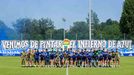 La plantilla al completo del Real Oviedo posa con el tifo del Fondo Norte a la espalda