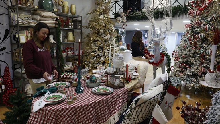 La tienda que trajo la Navidad a Pontevedra antes que nadie: «Nuestras luces se encendieron antes que las de Vigo»