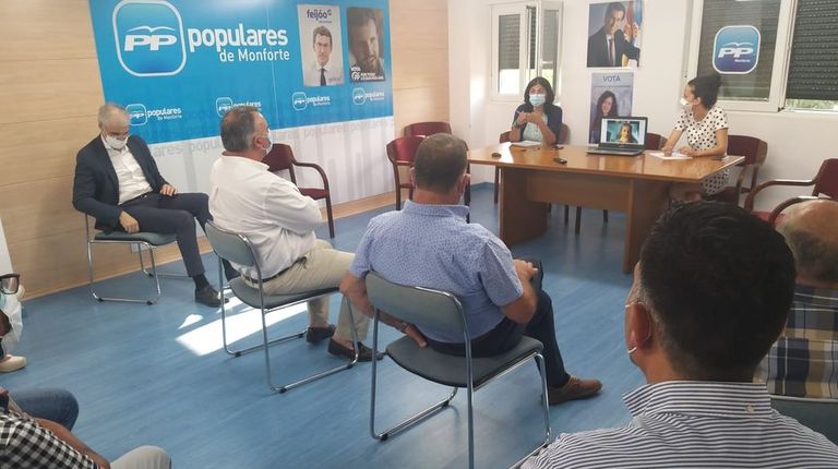Elena Candia y Katy Varela presidieron la reunión celebrada en la sede del PP