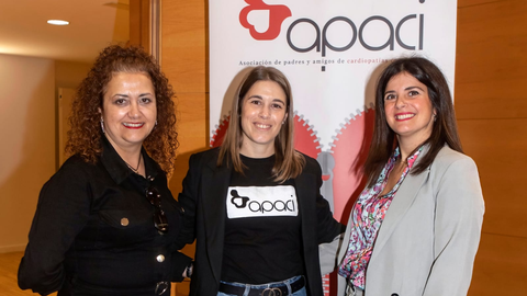 De izquierda a derecha: Carmen Mar�a Antu�a Gonz�lez, secretaria de APACI; Ana Fern�ndez, presidenta de APACI; y Miriam R�os Alfaro, vicepresidenta de APACI