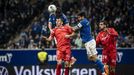 Vi�as y Costas disputan un bal�n con Budimir durante el Oviedo-Osasuna
