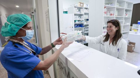 Cristina Carrera dispensando frmacos del servicio de farmacia del Rof Codina