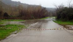 Una cinta alerta del corte de la carretera en O Aguill�n de A R�a