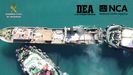Motn a bordo con cuchillos. El pesquero Simione, con los fardos sobre la cubierta, fue abordado por la Guardia Civil usando dos barcos cerca de las islas Canarias. A bordo iban solo tres personas. La tripulacin, de Senegal, ya en alta mar tras zarpar de este pas africano, se amotin al ver la finalidad real e ilcita del viaje para el que fueron contratados. No dudaron en usar cuchillos para amenazar a los tripulantes espaoles con el objetivo de regresar a puerto para desvincularse de cualquier delito. El Simione, al ser abordado, solo tena combustible para un da de navegacin. 